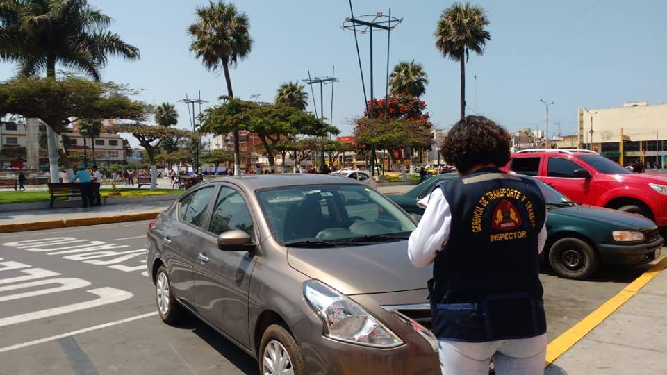 Chimbote: 10 conductores multados por estacionar sus unidades en periferia de la Plaza de Armas