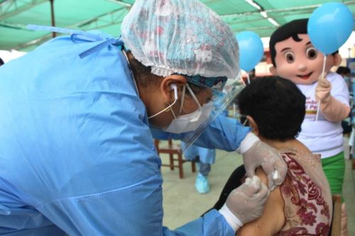 En Áncash inician vacunación de pacientes oncológicos y personas con enfermedades raras