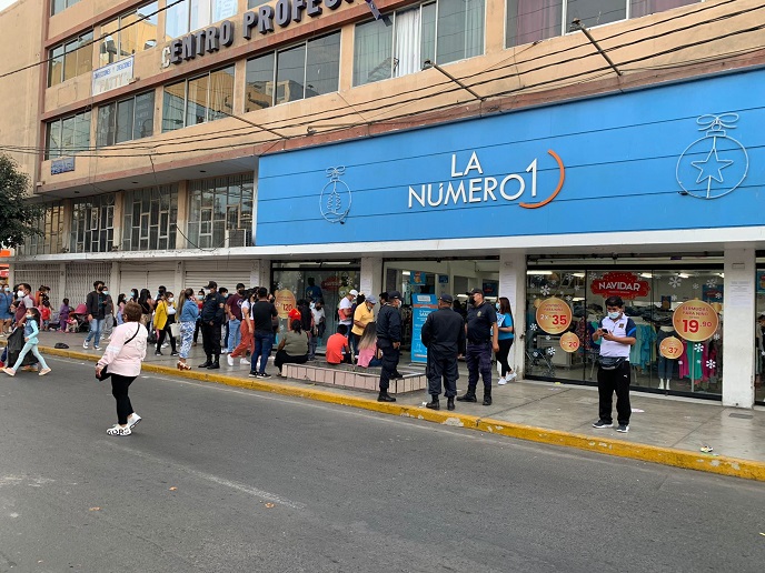 Sancionan a tienda ‘La Número 1’ por permitir aglomeración de personas en sus instalaciones 