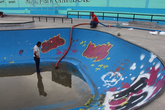 UCV Chimbote drenó agua empozada en el skatepark de la urbanización El Acero