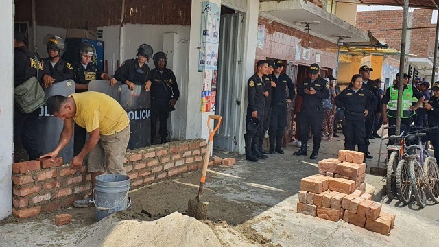 Chimbote: clausuran con ladrillos cevichería que funcionaba sin licencia