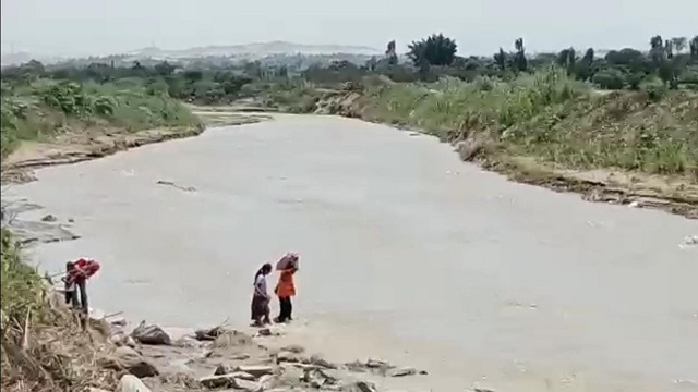 Nuevo Chimbote: pobladores de Tangay Bajo cruzan a pie río Lacramarca tras destrucción de puente