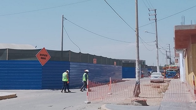 Chimbote: Poste de alumbrado público queda a punto de caer tras ser impactado por camión recolector