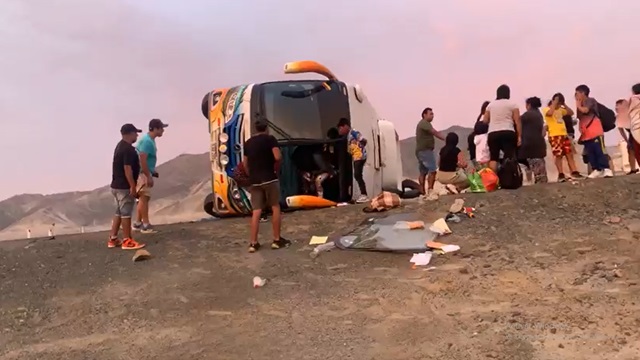 Casma: bus que retornaba a Huaraz con escolares de primaria volcó en el óvalo de Tortugas