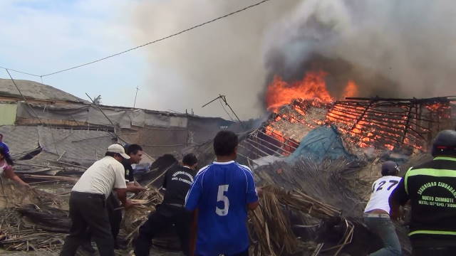 Nuevo Chimbote: incendio en "Nuevo Amanecer" arrasó con 6 viviendas