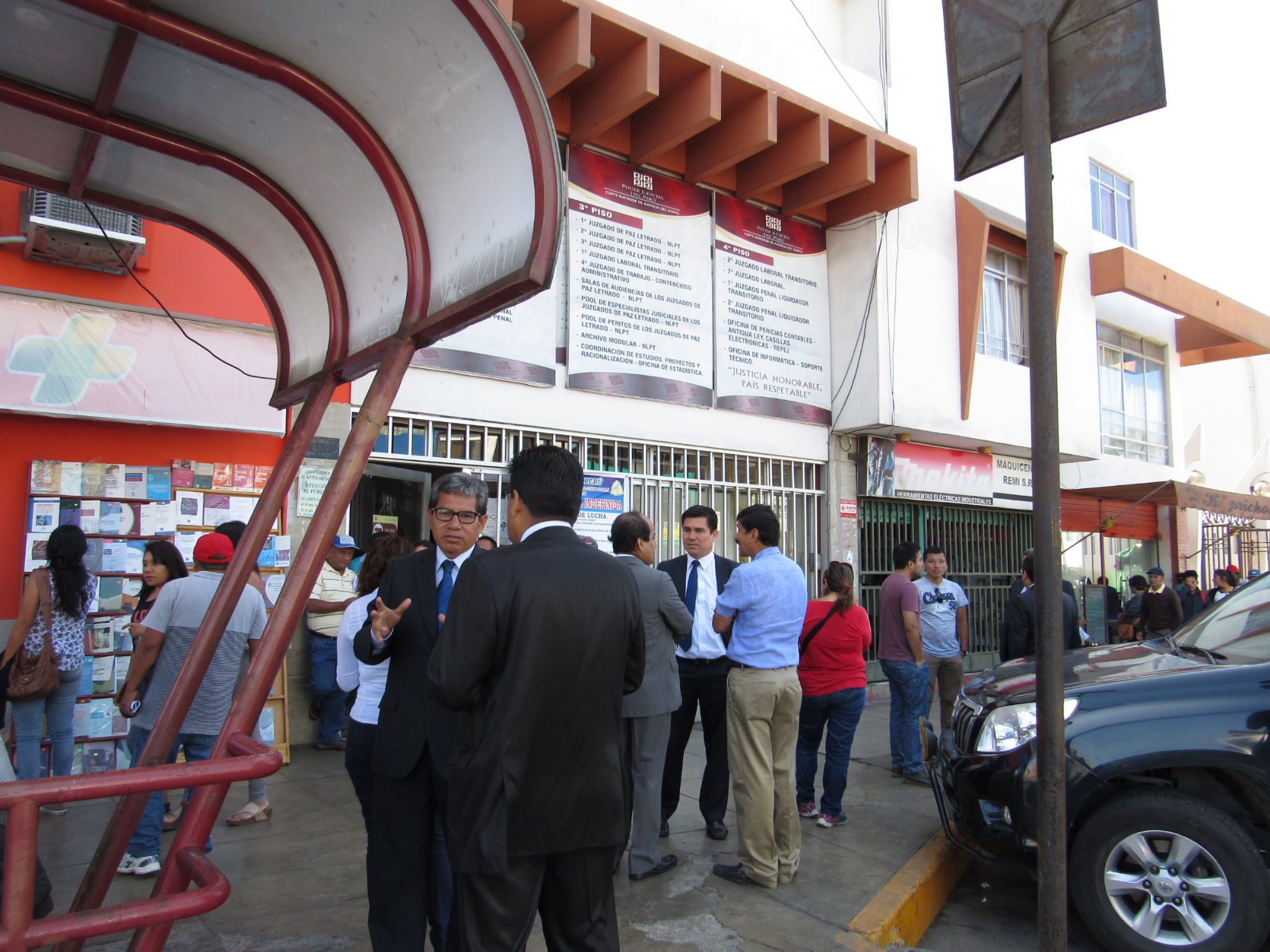 Trabajadores de la Corte del Santa radicalizan su huelga e impiden el ingreso de jueces