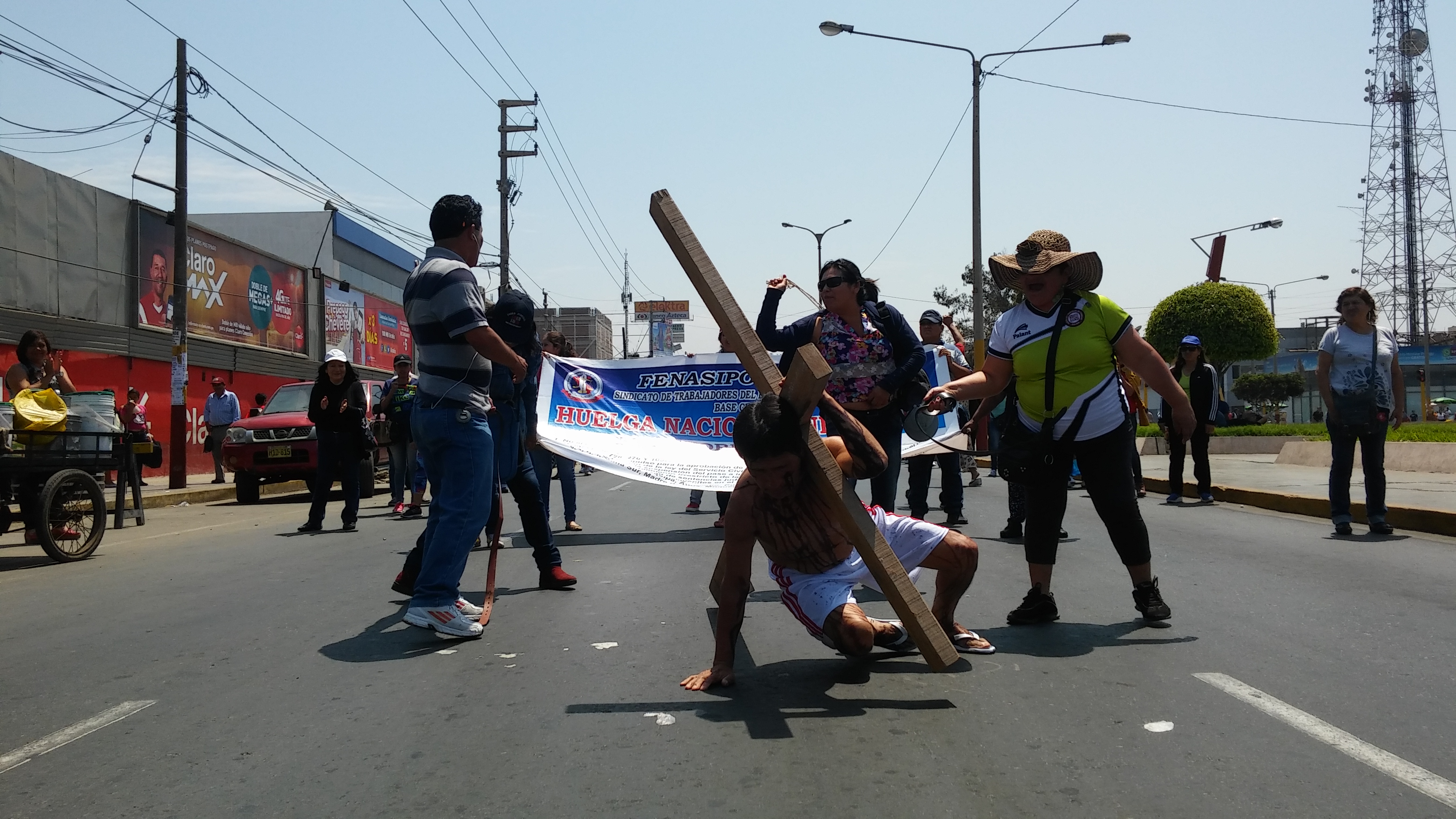 Trabajadores de la Corte del Santa cargan una cruz ante el rechazo del recorte presupuestal