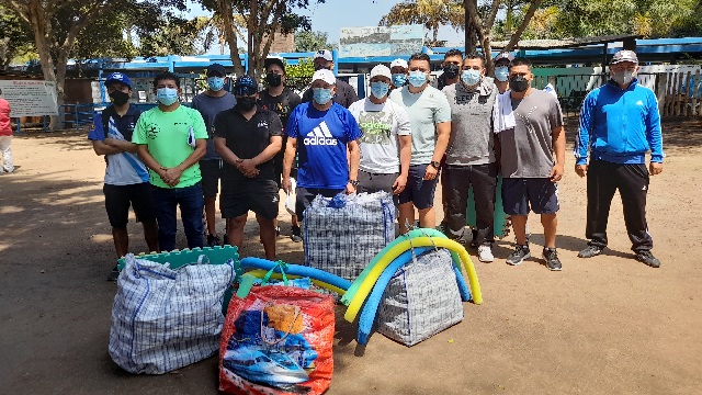 Entrenadores de natación protestan contra administrador de la piscina del Vivero de Chimbote