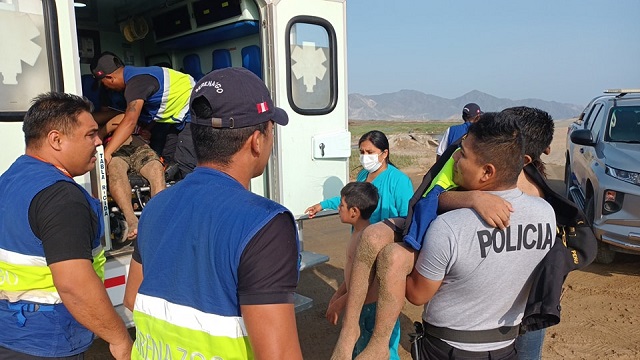 Nuevo Chimbote: salvan de morir ahogados a padre e hijo en playa Atahualpa
