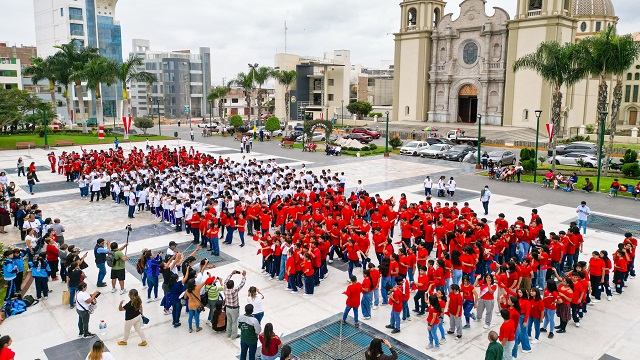 Más de 700 escolares de Nuevo Chimbote forman la bandera peruana más grande