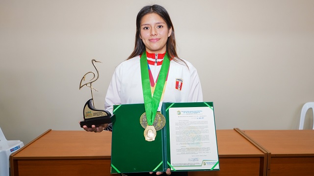 Judoca neochimbotana obtuvo dos medallas de oro en Paraguay y recibe condecoración