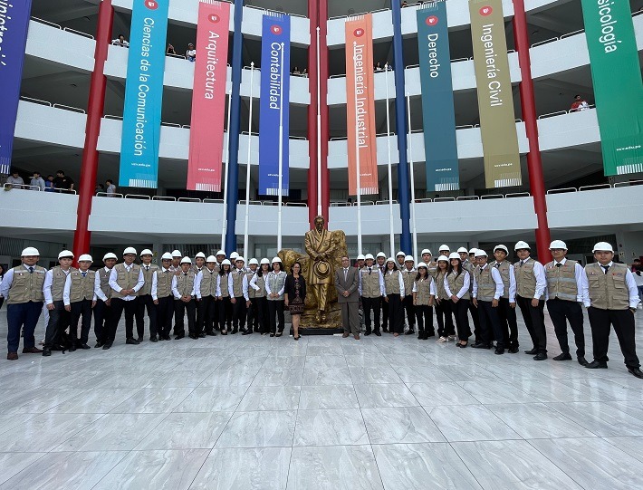 Estudiantes de primer ciclo de Ingeniería Civil reciben sus cascos y chalecos