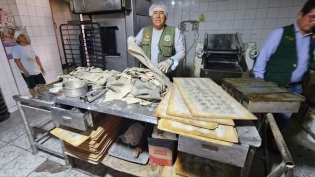 Intervienen y multan a panaderías de Chimbote por usar recipientes oxidados y en mal estado