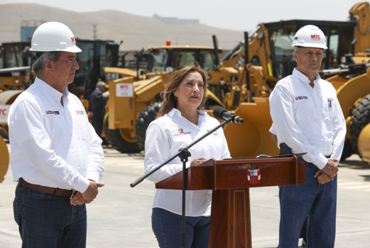 Presidenta Boluarte presentó maquinaria para atender emergencias ante llegada de El Niño