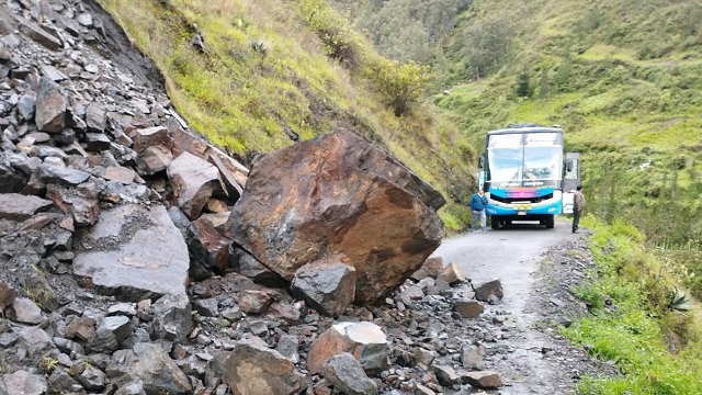 Corongo: deslizamiento de rocas afecta vía vecinal en sector Cuilloron