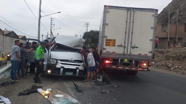 Choque frontal entre combi y camión deja a dos personas heridas en Coishco