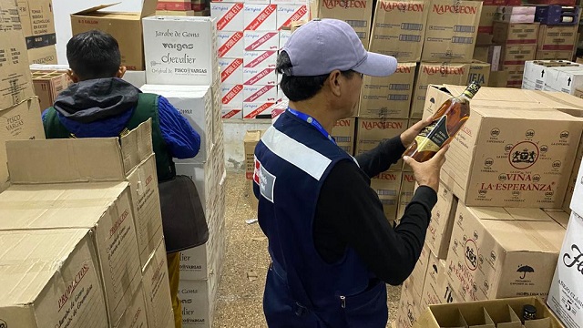 Bebidas vencidas son halladas en licorerías de Chimbote durante operativo de la Fiscalía