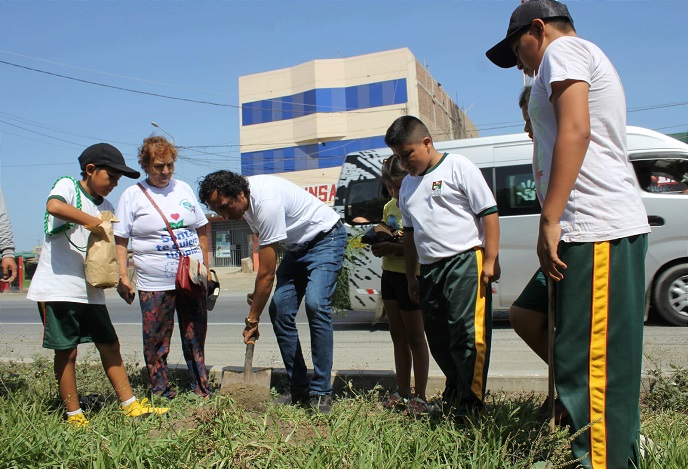 Siembran 300 árboles en diversos puntos  del distrito de Santa por el "Día de la Tierra"