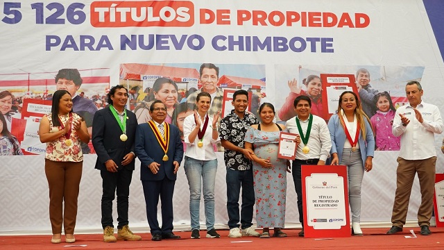 Ministra de Vivienda entrega más de 5,000 títulos de propiedad en Nuevo Chimbote