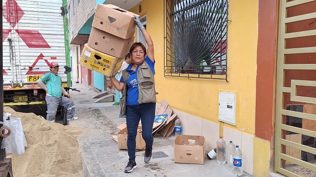 Más de 2 toneladas de residuos sólidos en campaña de limpieza de techos en Chimbote