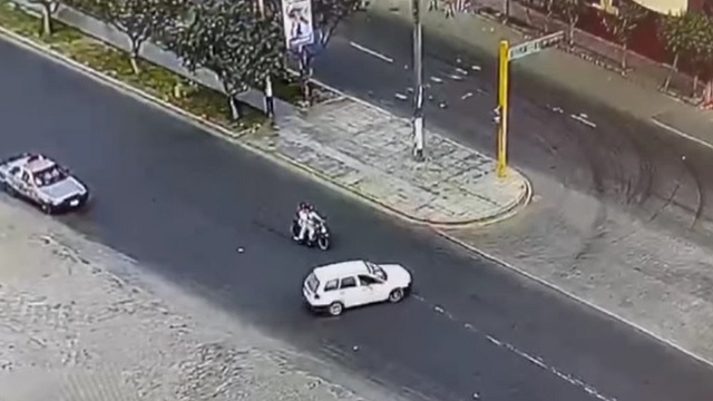 Nuevo Chimbote: motocicleta choca contra automóvil y sus ocupantes salen volando por los aires