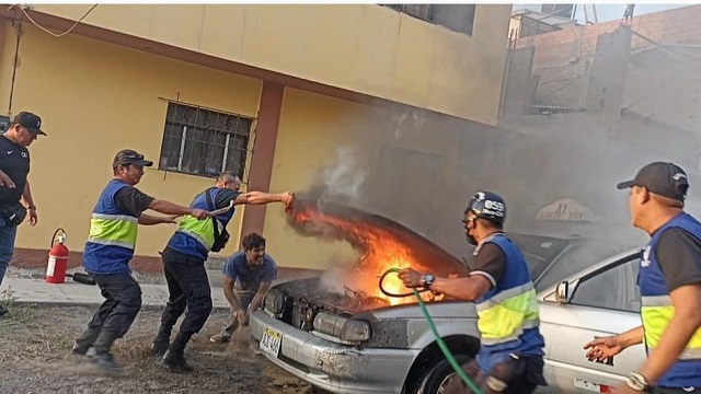 Nuevo Chimbote: auto se incendia cerca de la base central de Seguridad Ciudadana 