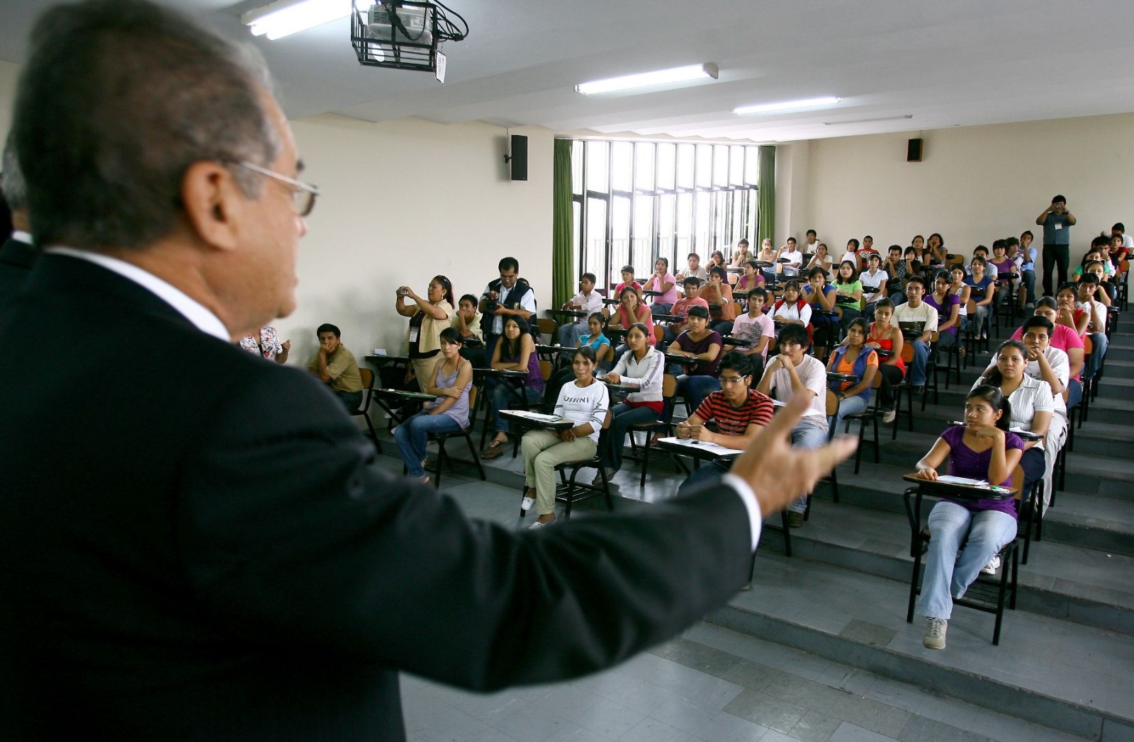Docentes universitarios tienen plazo hasta el 2025 para obtener maestría y doctorado