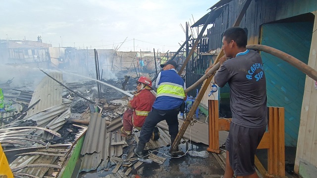 Incendio en Nuevo Chimbote consume cuatro viviendas de asentamiento humano