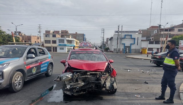 Violento choque de autos deja como saldo dos heridos en Chimbote