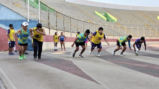 Más de 20 personas con discapacidad visual participaron en torneo de atletismo en Chimbote