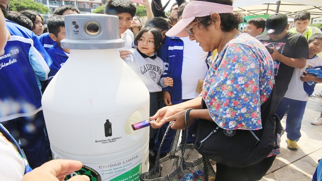 Instalan botellas gigantes en Chimbote para reciclar residuos sólidos y reducir contaminación