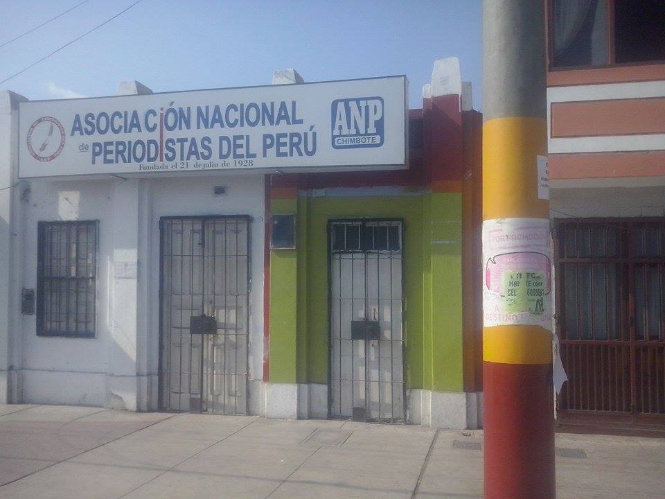 Chimbote: Multan a empresa de telefonía y a hostal por pegar afiches en los postes 