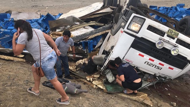 Camión que transportaba anchoveta de Chimbote a Huarmey volcó en la Panamericana Norte, en Casma