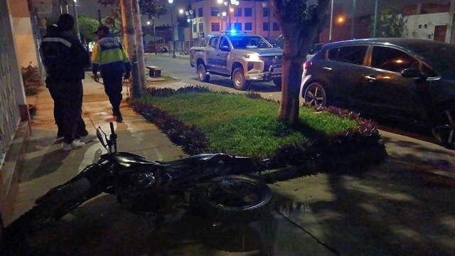 Nuevo Chimbote: delincuentes dejan moto y arma por huir de serenos