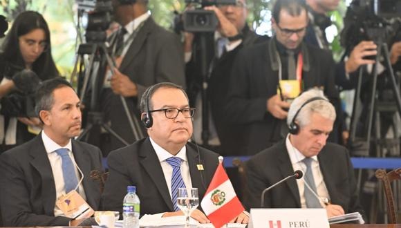 Otárola tuvo intercambio con presidente de Colombia: “Le pedí a Petro que cese el ataque demagógico”