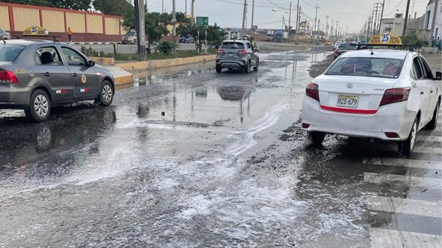 Chimbote: multan con S/4 950 a supermercado Makro por arrojar aguas servidas en la vía pública