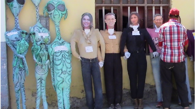 Muñecos de Christian Domínguez, Pamela Franco y Chabelita se venden como pan caliente en Chimbote