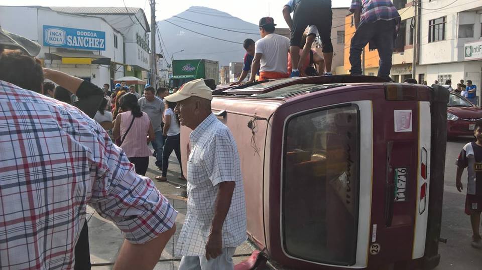 Chimbote: combi queda volteada en accidente de tránsito y puso en riesgo a 14 pasajeros