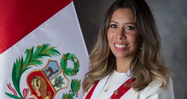 Se complica situación de congresista Roselli Amuruz por contratación irregular de trabajadora