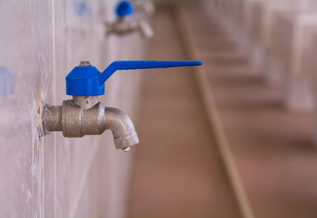 Cerrar la llave general del agua para evitar fugas y facturaciones elevadas si viajas en feriado