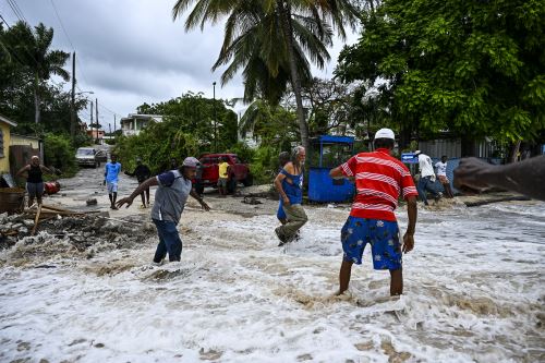 Perú lamenta muertes y daños causados por huracán Beryl en la región