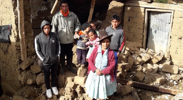 Lluvias intensas derrumban vivienda de adobe en Huaraz y familia queda literalmente en la calle