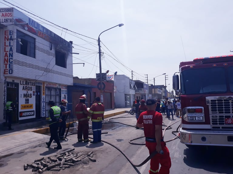 Chimbote: incendio consume segundo nivel de un local de venta de llantas en avenida Pardo
