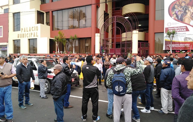 Trabajadores impiden ingreso a municipio de Chimbote y reclaman a alcalde por contratar a 300 servidores