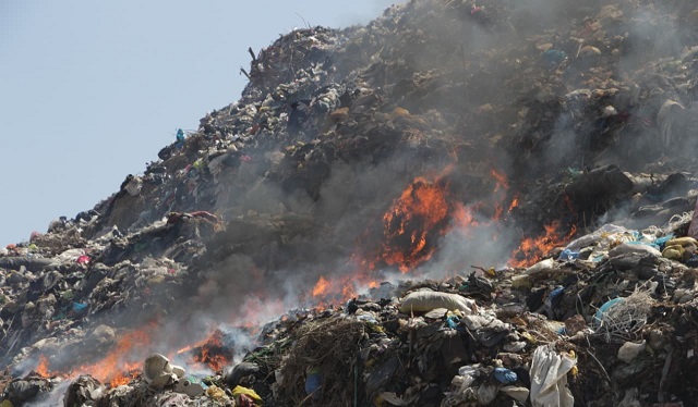 Chimbote: provocan incendio en basural cerca al túnel de Coishco y funcionario denuncia sabotaje