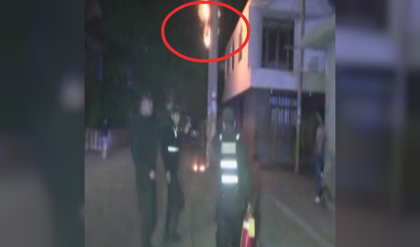 Delincuente trepa poste de alumbrado público para robar en vivienda de Nuevo Chimbote