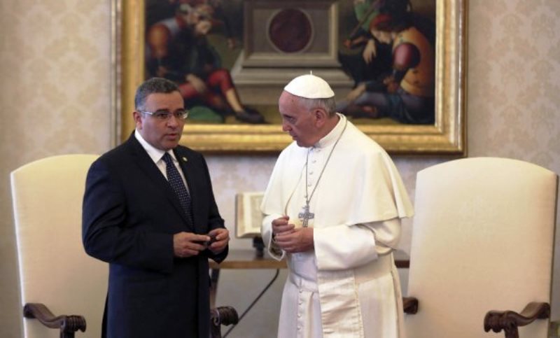Presidente de El Salvador regala al Papa relicario y trozo de sotana de monseñor Romero