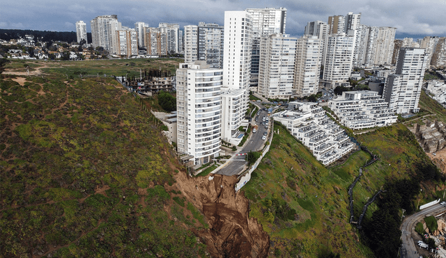 Edificio de 17 pisos queda al borde del colapso tras enorme socavón provocado por intensas lluvias
