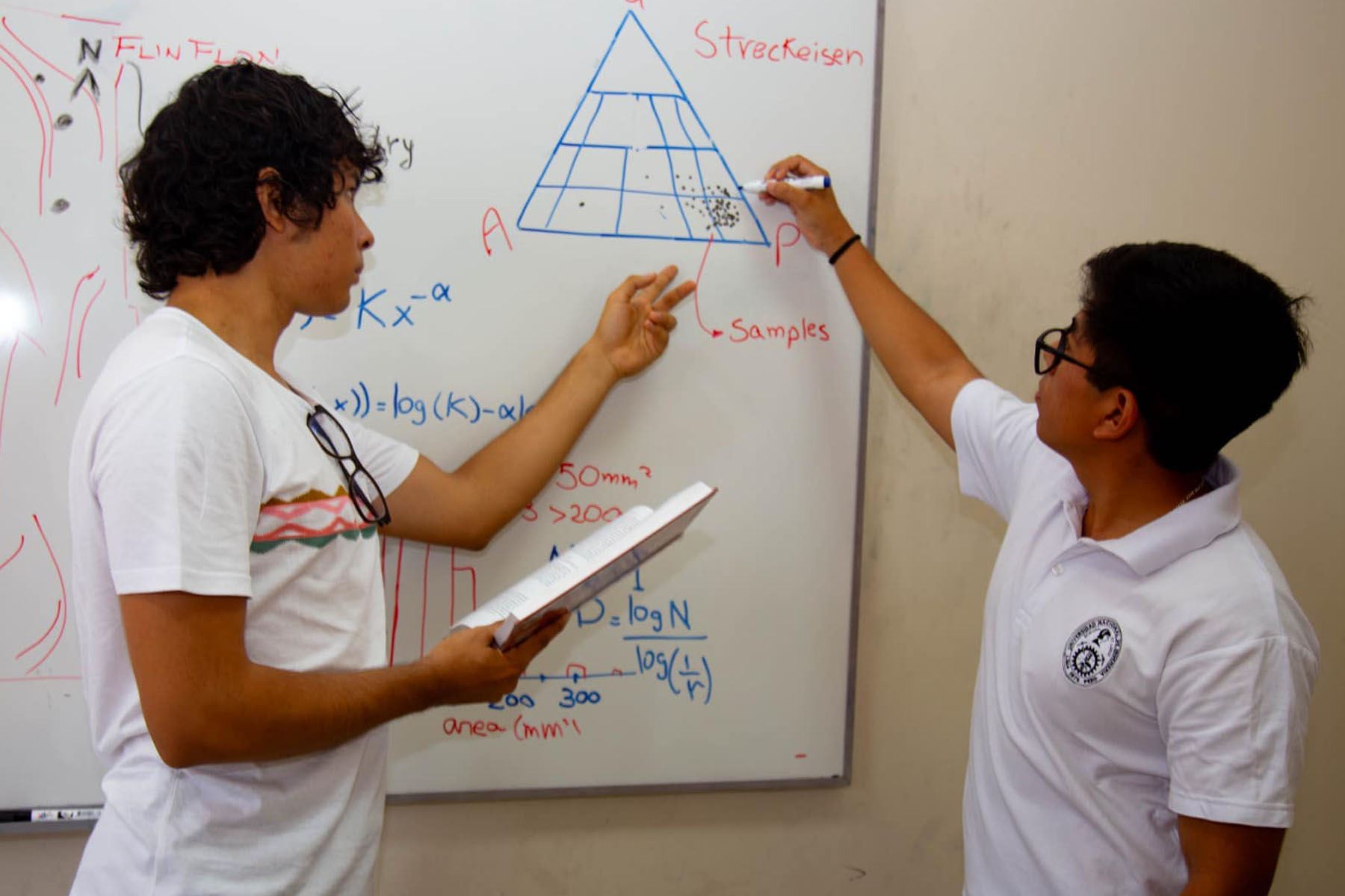 Estudiantes peruanos de ciencas quedan finalistas en concurso internacional de geología