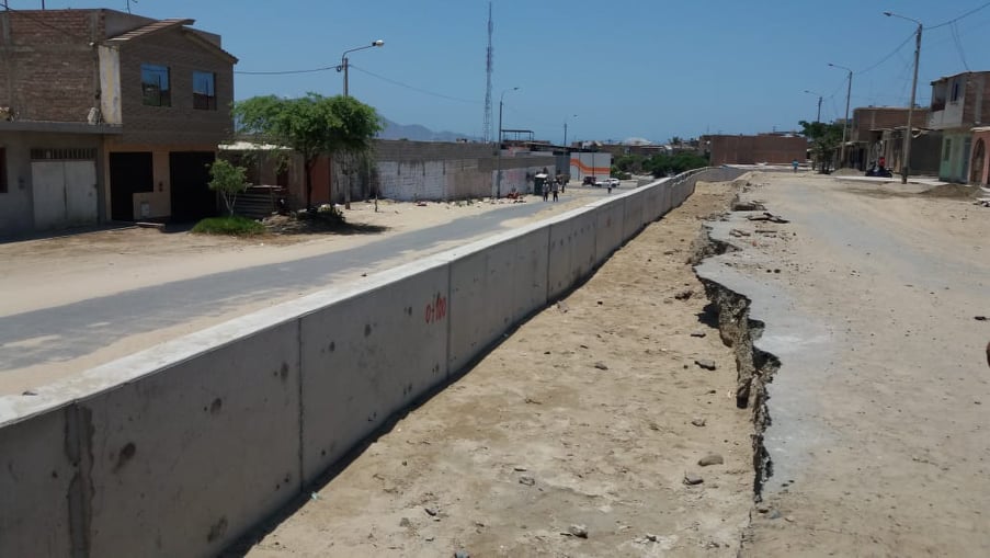 Chimbote: moradores del A.H. Tres Estrellas protestan por construcción irregular de muros de contención en su zona